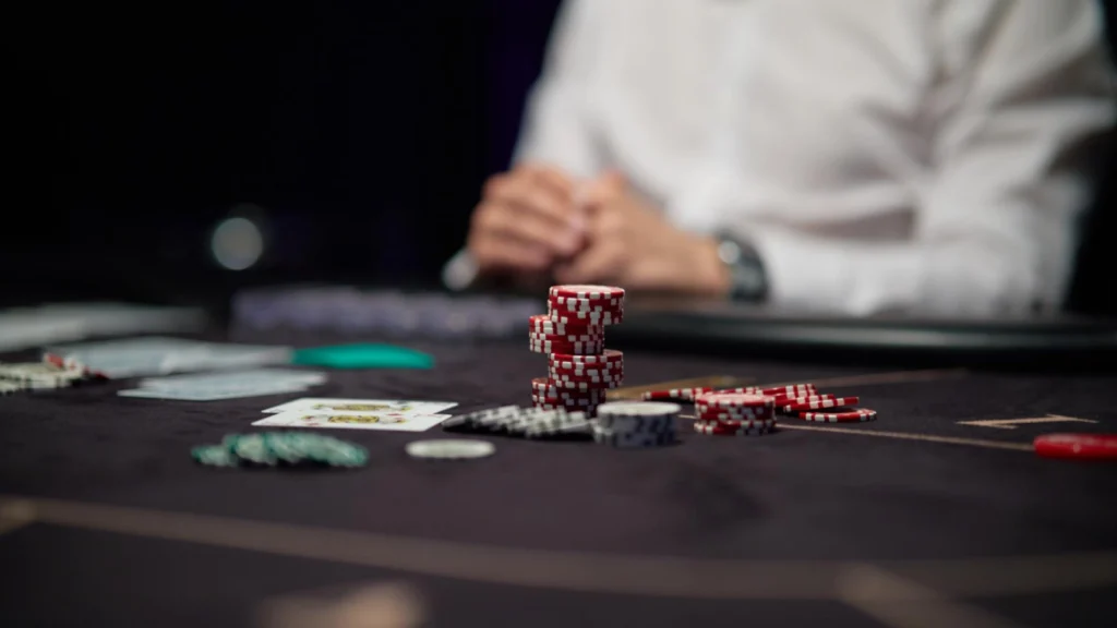 Pokerchips ligger på et pokerbord under et spil i et casino.