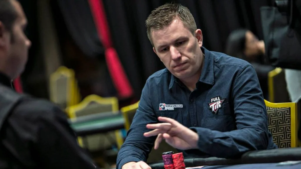 Jan Sørensen sidder ved et pokerbord og spiller med chips under en pokerturnering.