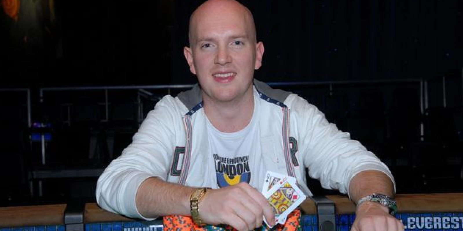 Jesper Hougaard sidder ved et pokerbord med chips og spillekort under en pokerturnering.