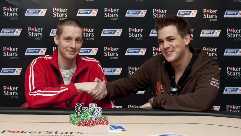 Jonas Klausen giver hånd efter pokerturnering ved PokerStars bord med chips foran spillerne