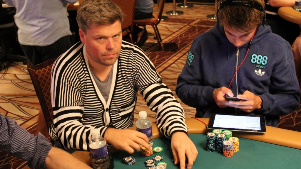 Mads Andersen sidder ved et pokerbord med chips foran sig under et pokerspil.