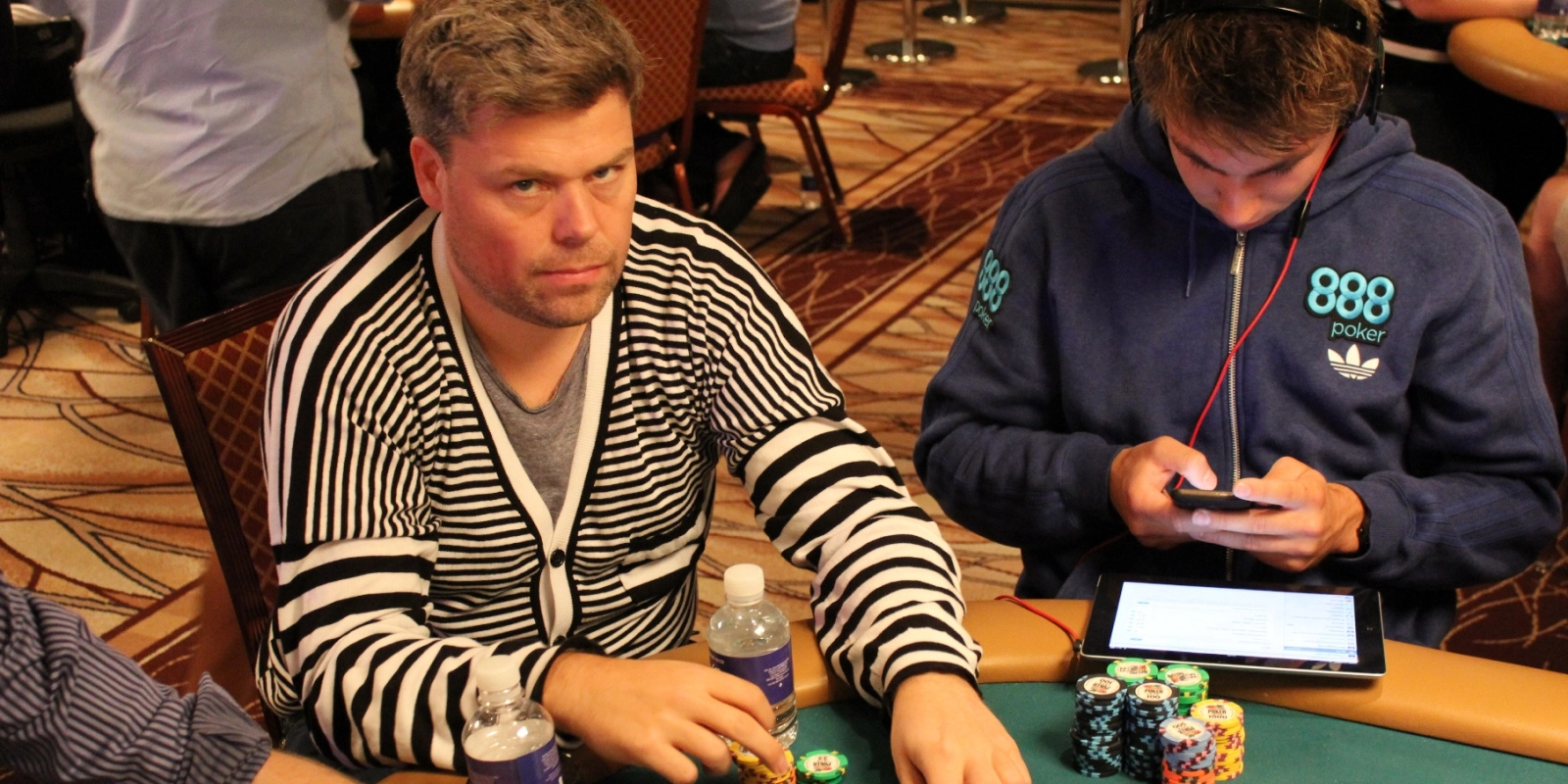 Mads Andersen sidder ved et pokerbord med chips foran sig under et pokerspil