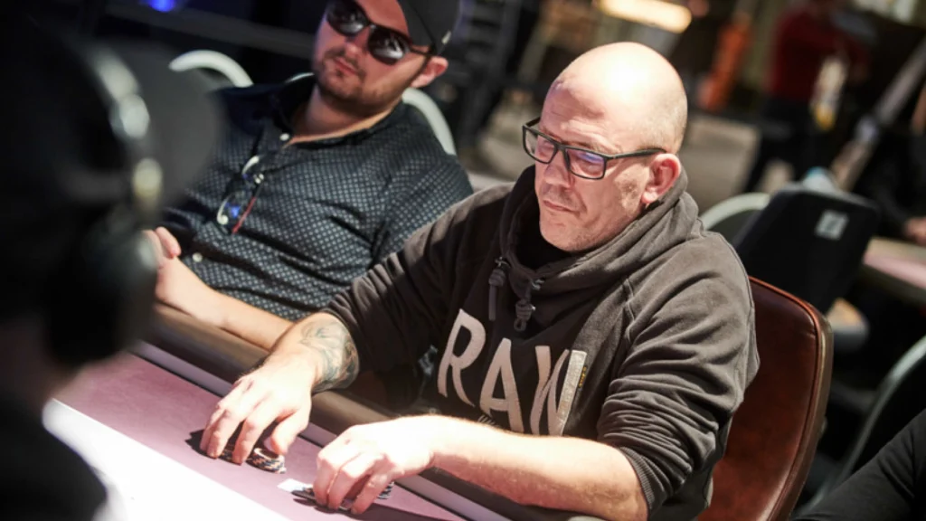 Martin Wendt koncentreret ved pokerbordet mens han spiller live turnering