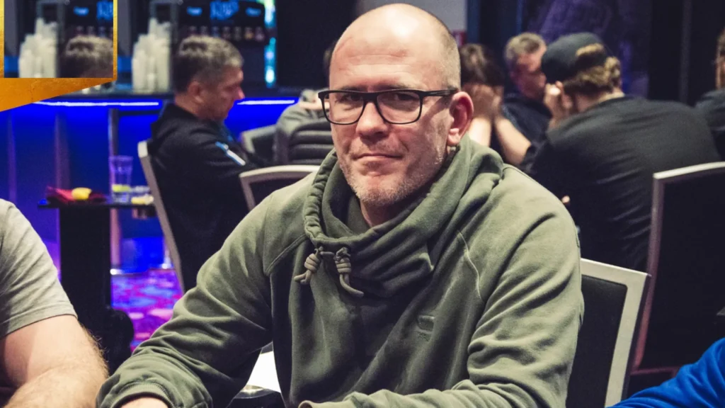 Pokerprofilen Martin Wendt sidder ved pokerbordet i casino under turnering
