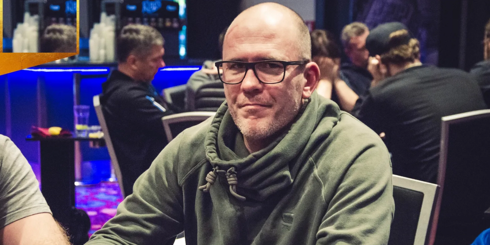 Pokerprofilen Martin Wendt sidder ved pokerbordet i casino under turnering