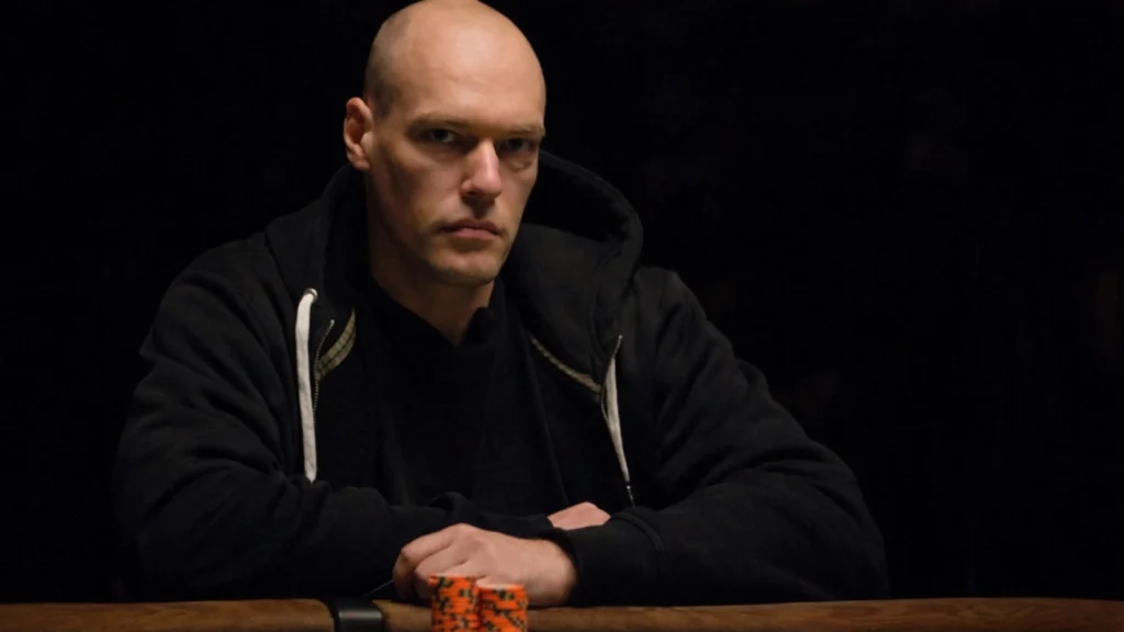 Morten Rene sidder koncentreret ved et pokerbord med stakke af orange pokerchips foran sig under en turnering