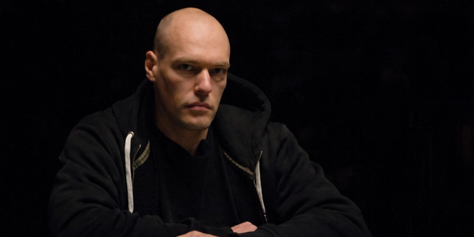 Morten Rene sidder koncentreret ved et pokerbord med stakke af orange pokerchips foran sig under en turnering