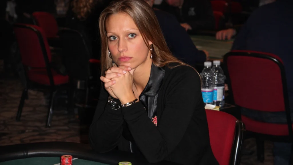 Pernille Ravn sidder koncentreret ved pokerbordet under turnering i casino