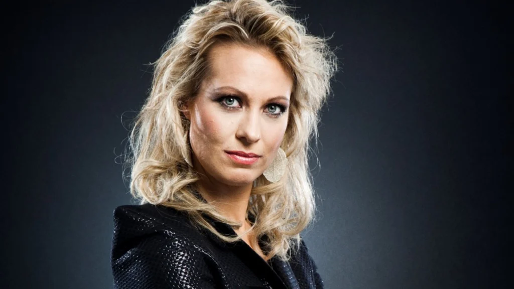 Pokerprofilen Pernille Ravn portræt med selvsikkert blik, kendt dansk kvindelig pokerspiller