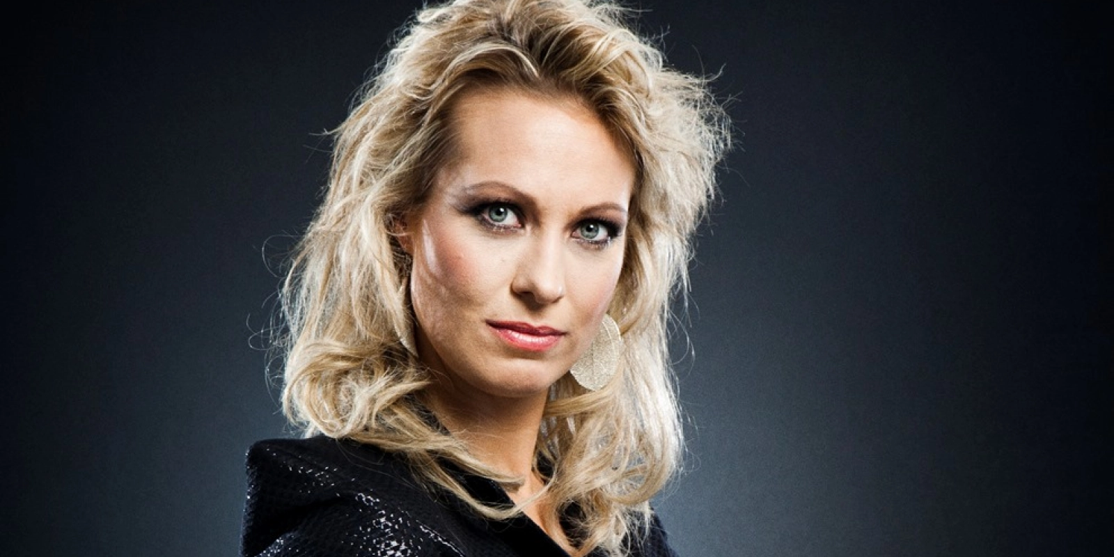 Pokerprofilen Pernille Ravn portræt med selvsikkert blik, kendt dansk kvindelig pokerspiller