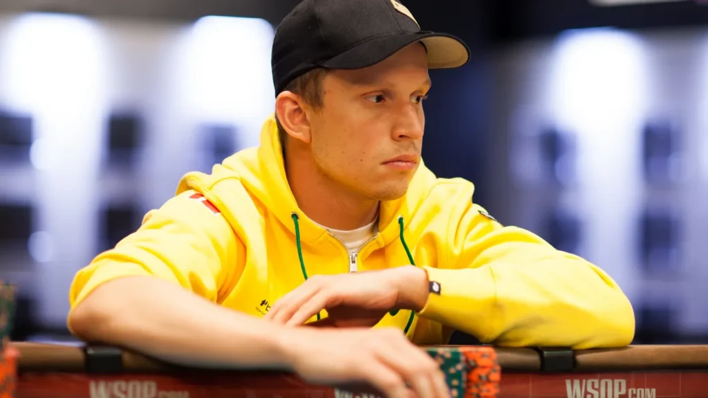 Peter Eastgate sidder ved et pokerbord med chips foran sig under en WSOP pokerturnering.