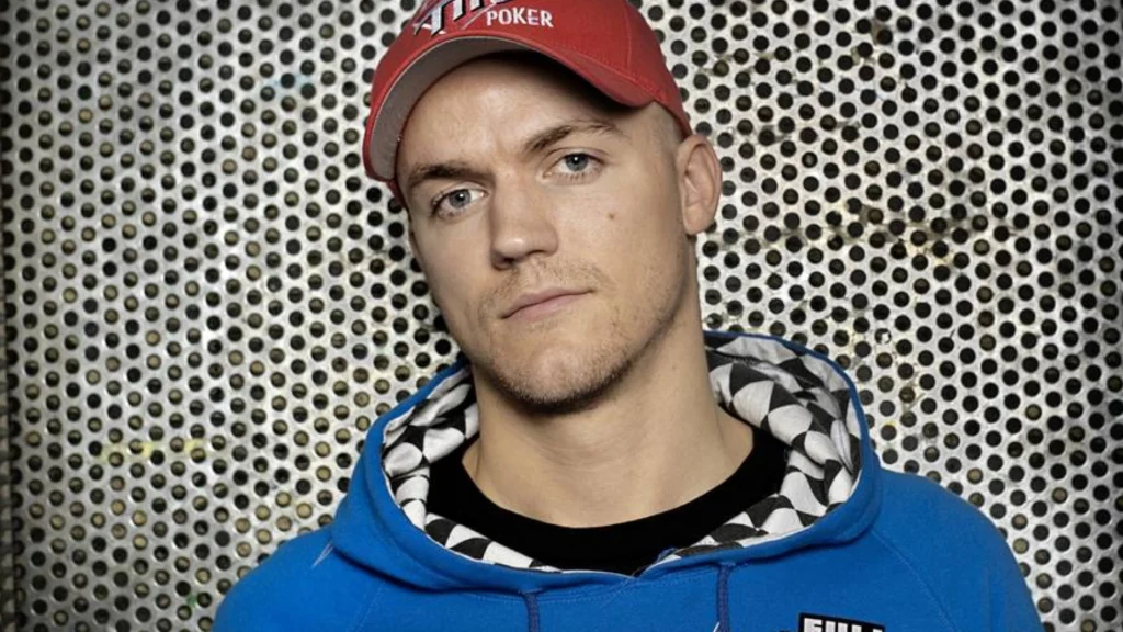 Peter Jepsen portræt i rød cap og blå hoodie, kendt dansk pokerspiller