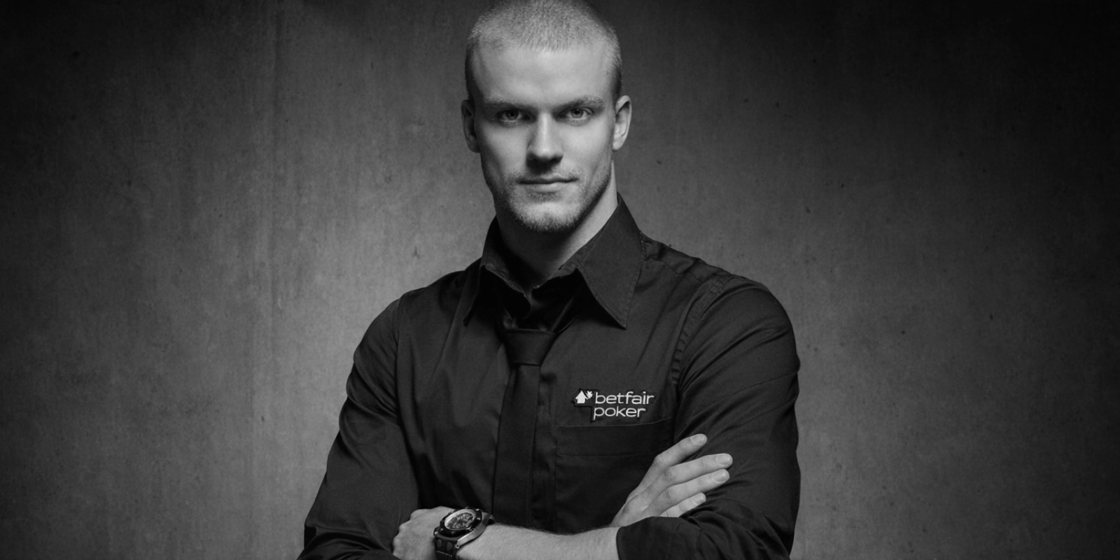 Pokerprofilen Peter Jepsen portræt i sort-hvid med korslagte arme