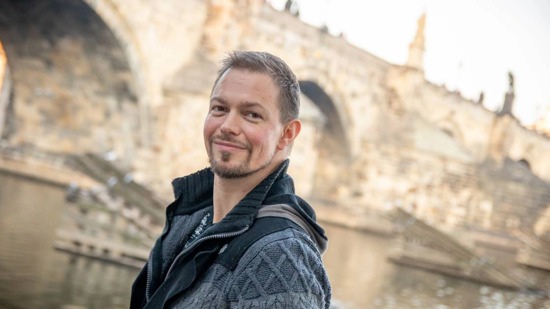 Pokerprofilen Philip Hilm portræt ved bro i Prag, kendt dansk professionel pokerspiller