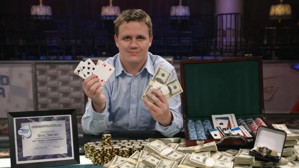 Rehne Pedersen viser vindende pokerhånd og kontanter efter stor turneringssejr