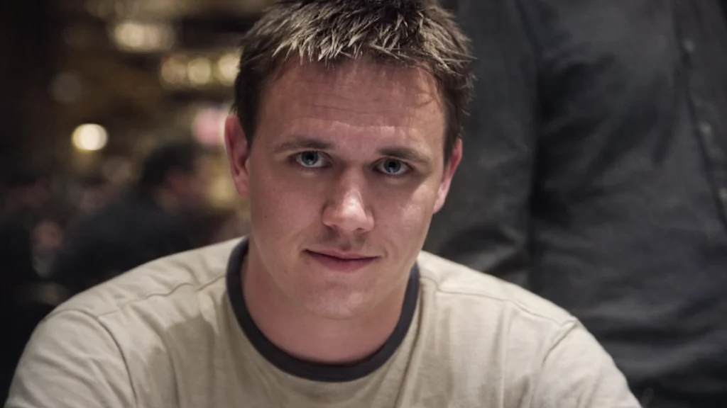 Pokerprofilen Rehne Pedersen portræt ved pokerbord under turnering i casino