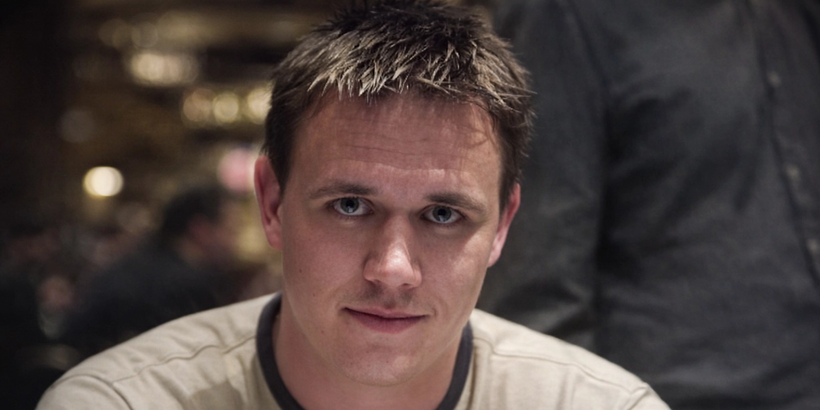 Pokerprofilen Rehne Pedersen portræt ved pokerbord under turnering i casino