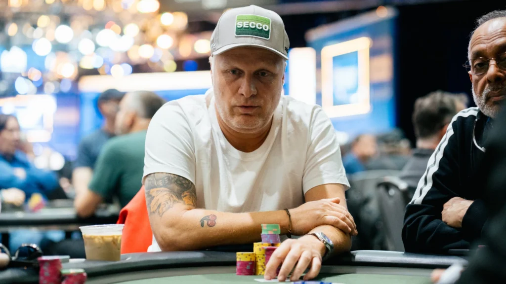 Theo Jørgensen ved et pokerbord med chips foran sig under en turnering i et casino.