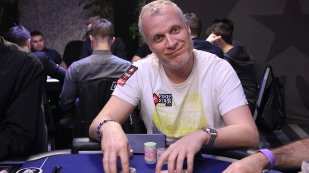 Theo Jørgensen sidder ved et pokerbord med chips foran sig under en live pokerturnering.
