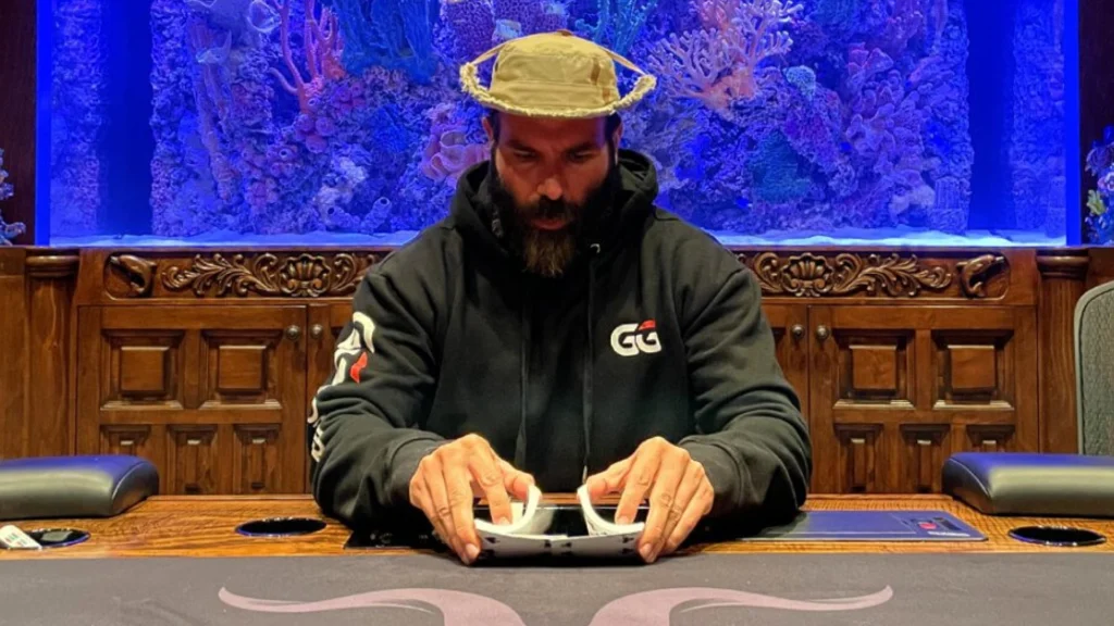 Thomas Gravesen sidder ved et pokerbord og holder kort, koncentreret under et pokerspil på casino.