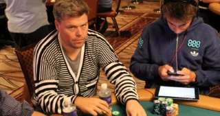Mads Andersen sidder ved et pokerbord med chips foran sig under et pokerspil