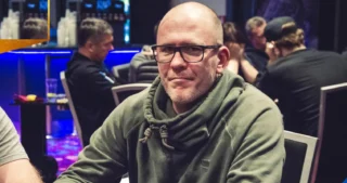 Pokerprofilen Martin Wendt sidder ved pokerbordet i casino under turnering