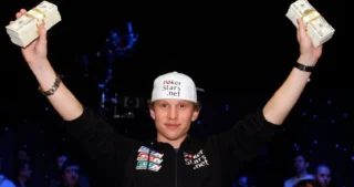 Peter Eastgate fejrer sin sejr og løfter bundter af kontanter efter en stor pokerturnering.