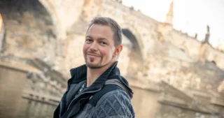 Pokerprofilen Philip Hilm portræt ved bro i Prag, kendt dansk professionel pokerspiller