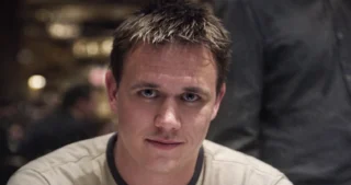 Pokerprofilen Rehne Pedersen portræt ved pokerbord under turnering i casino