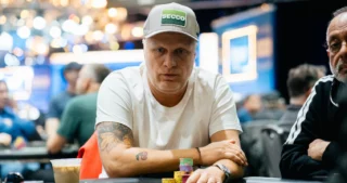 Theo Jørgensen ved et pokerbord med chips foran sig under en turnering i et casino.